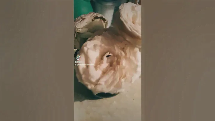 Розы на столе