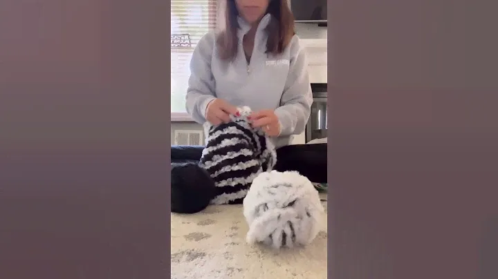 How amazing is Lion Brand’s Go For Faux yarn?! 🎥 by @ VanessaKnits on ig🧶❤️ #knit #yarn